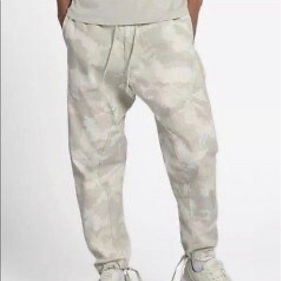nike nsw camo joggers